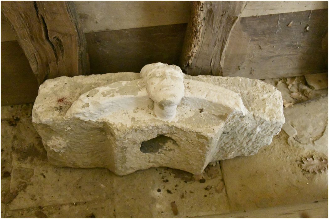 fragment lapidaire (arc d’une baie?)