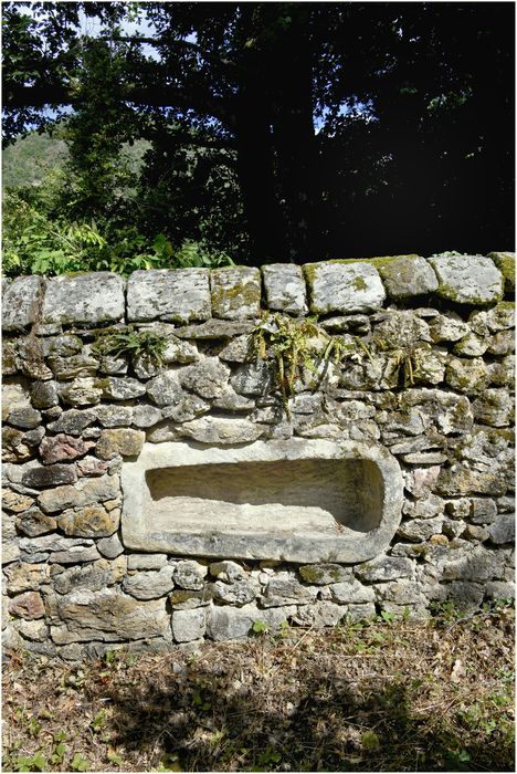 mur de clôture du cimetière, cuve de sarcophage 