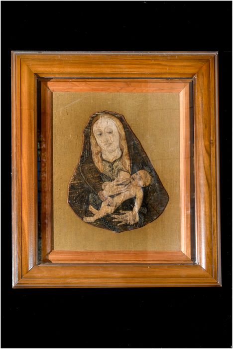 fragment de broderie provenant d'un devant d'autel (?) : Vierge allaitant en buste