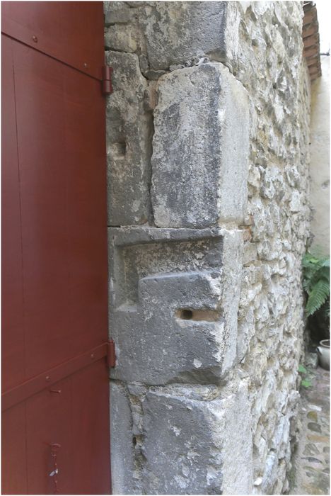 cour, piédroit du portail, détail du trou barrier