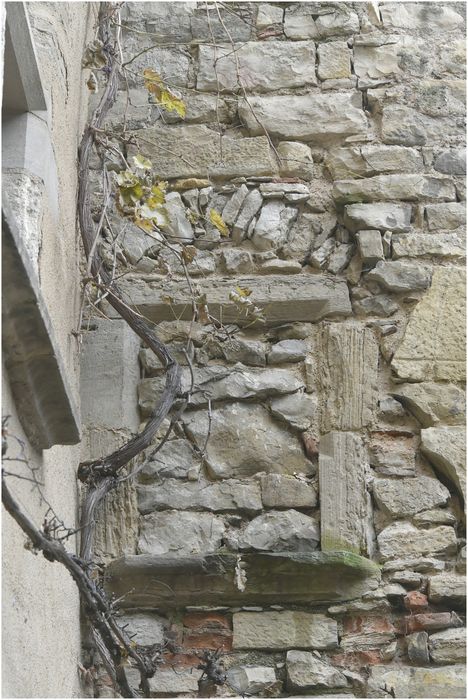 cour, mur est, baie murée