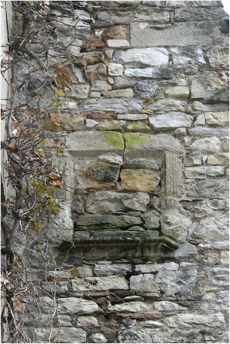 cour, mur est, baie murée