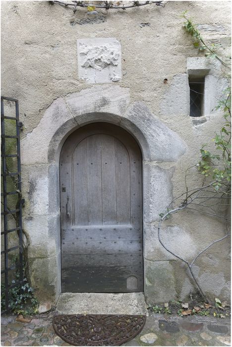 cour, tour d'escalier, porte d'entrée 