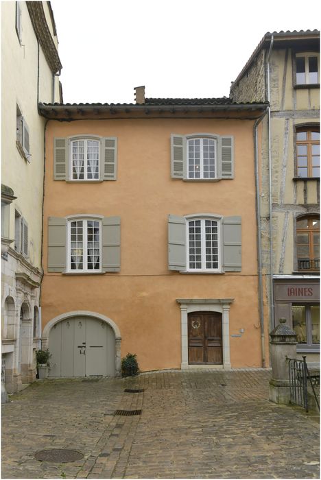 façade sur la place de la Fontaine