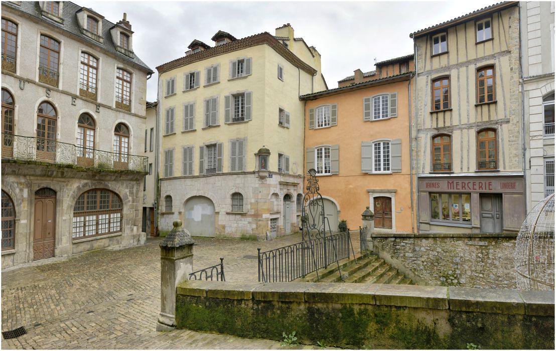 façade sur la place de la Fontaine