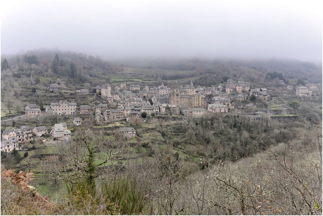 vue générale de l’abbaye dans son environnement depuis la croix du Bancarel