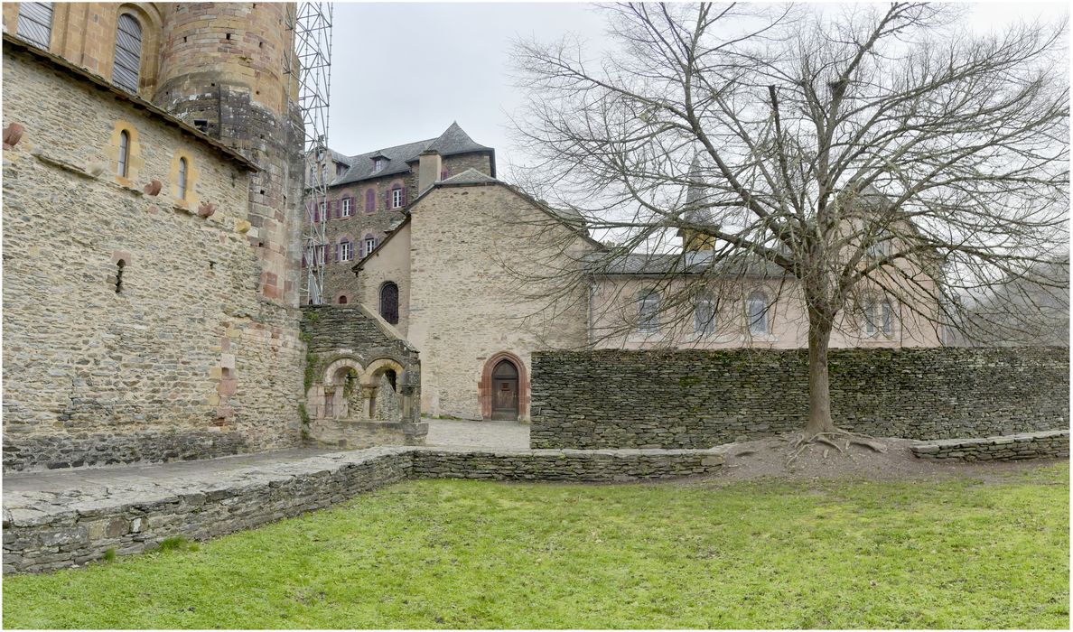 vue générale de la chapelle des Abbés dans son environnement depuis l’Ouest