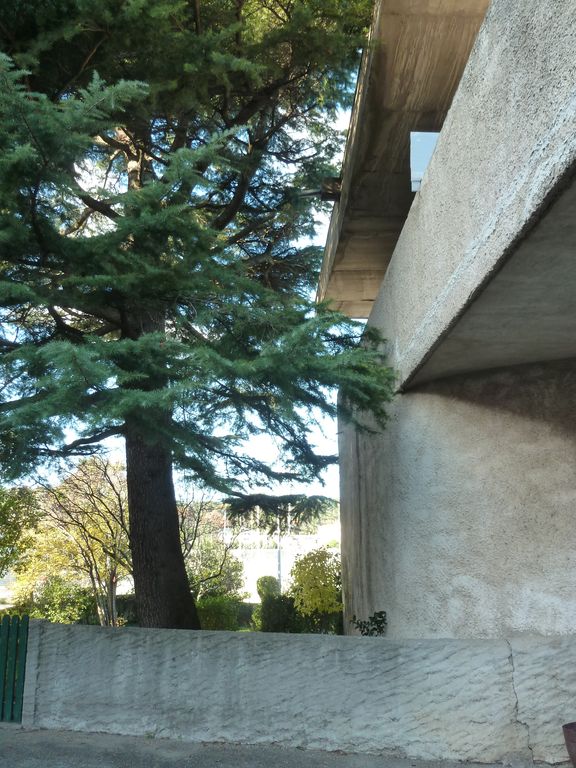 Entrée. Angle sud-ouest du bâtiment, avec muret séparant le jardin ouest