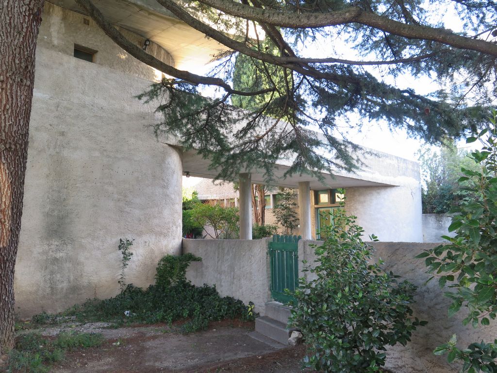 Angle sud-ouest du bâtiment, vue du patio depuis le jardin ouest