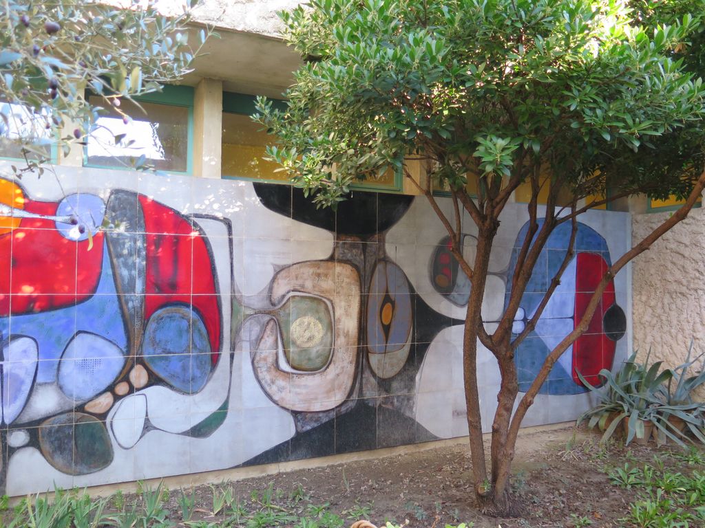 Patio. Mur nord. Décor de laves émaillées par Pierre Saint-Paul