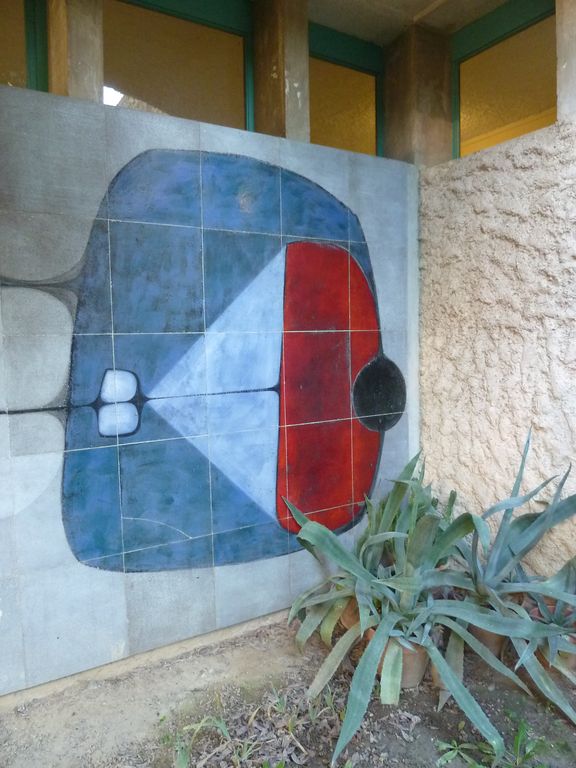 Patio. Mur nord. Décor de laves émaillées par Pierre Saint-Paul