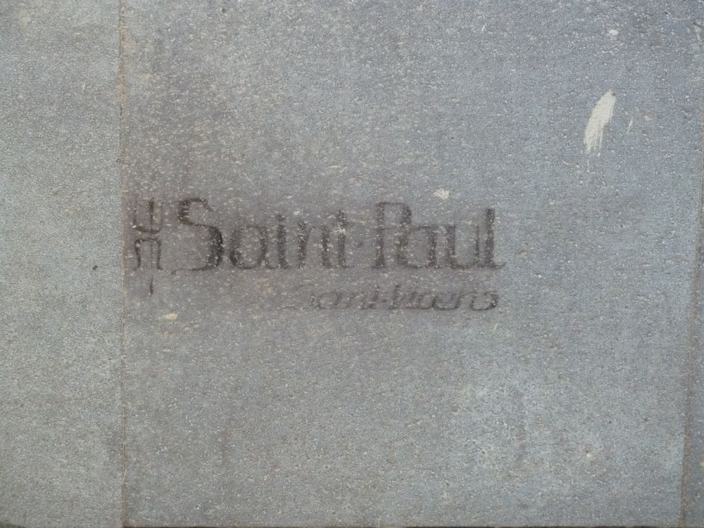 Patio. Mur nord. Décor de laves émaillées par Pierre Saint-Paul. Signature Saint Paul Sant Vicens