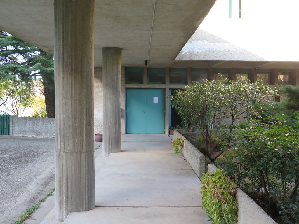 Patio. Piliers côté sud et salles de cours sur le côté ouest