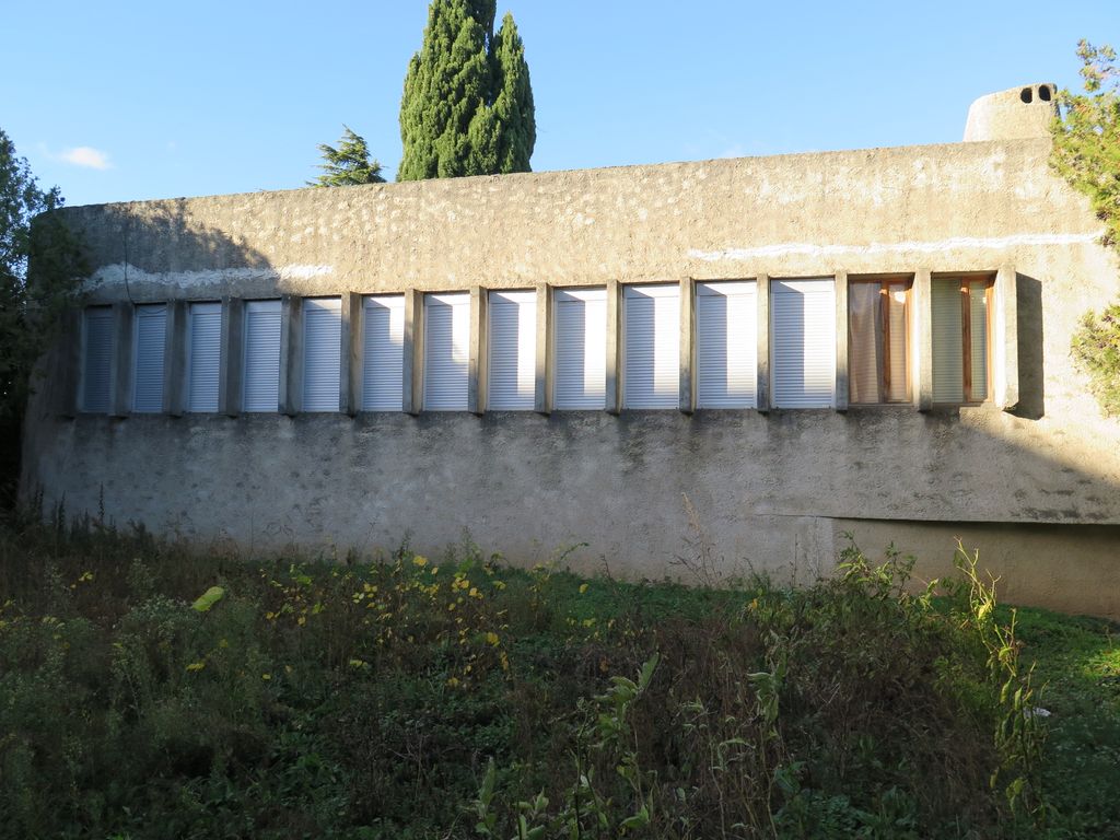 Façade est du bâtiment. Fenêtres des bureaux.