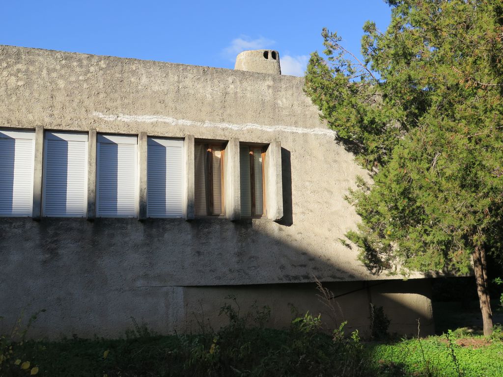 Façade est du bâtiment. Fenêtres des bureaux.