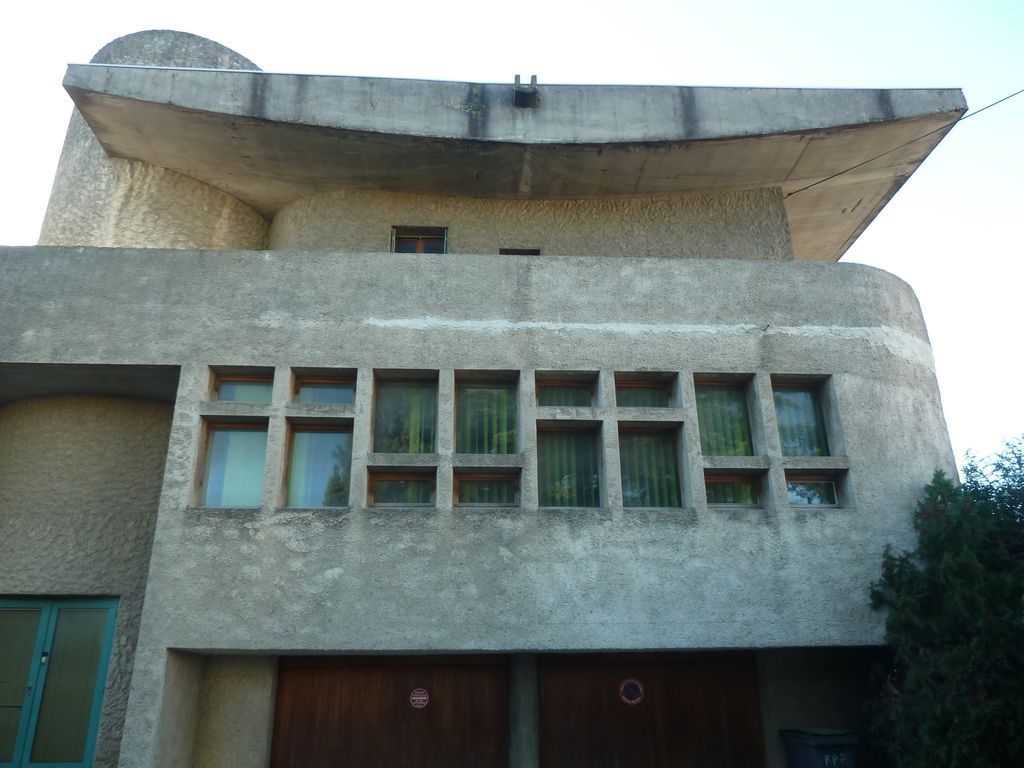 Façade nord. Détail des baies des classes et des laboratoires, avec un jeu de traverses horizontales alternées.