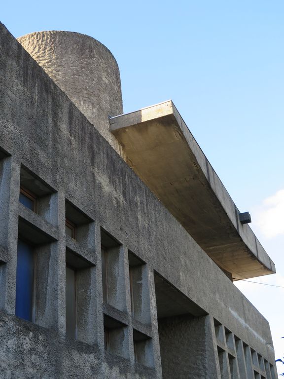 Façade nord. Forme inclinée du toit débordant directement inspirée par Le Corbusier.