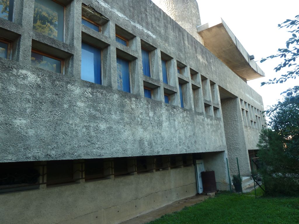 Façade nord. Traitement des maçonneries enduites, dont les finitions volontairement grossières s'inspirent des enduits fouettés traditionnels.