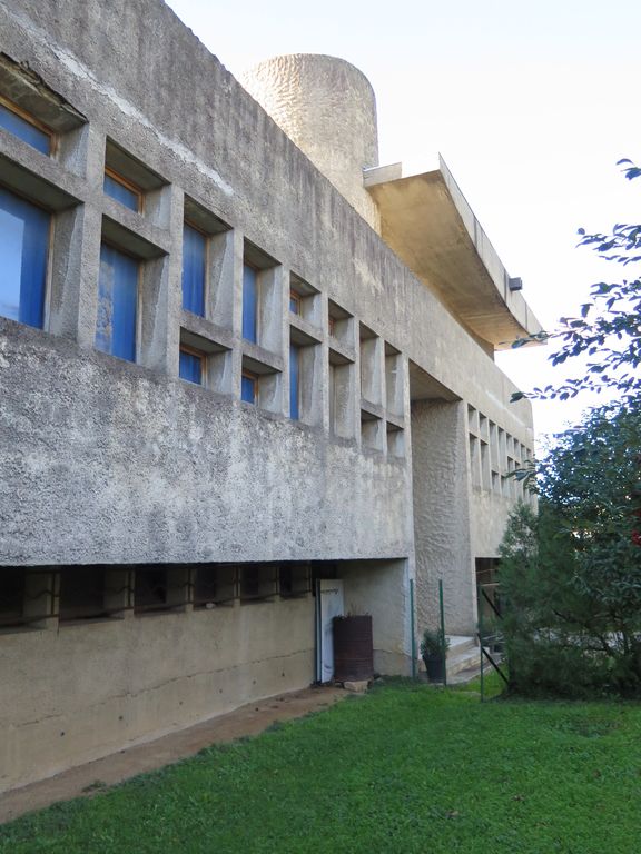 Façade nord. Vue depuis l’est, où se développe une parcelle de jardin, utilisée par les élèves du foyer de progrès agricole.