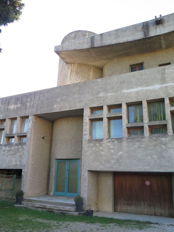 Façade nord. Partie centrale avec une entrée pour les logements, dans une tour ronde abritant l’escalier.