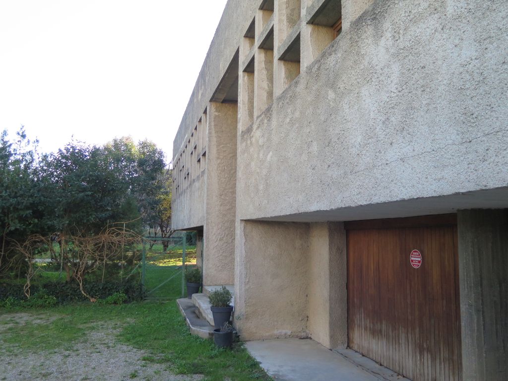 Façade nord. Au sous-sol se trouvent les espaces annexes : garage, dépôt, chaufferie ainsi qu'un petit laboratoire.