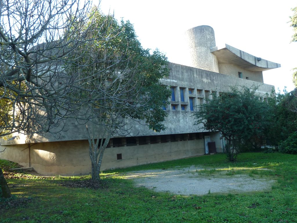 Façade nord. Vue depuis l’est. L’angle est est traité en arrondi.