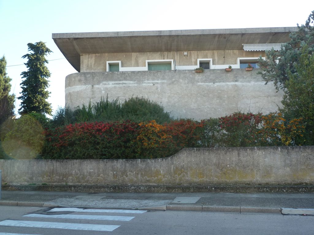 Façade ouest sur l’avenue du Bordelet. Les logements au 1er étage sont protégés par une terrasse courant sur le pourtour du bâtiment, couverte par le grand débord de toiture.