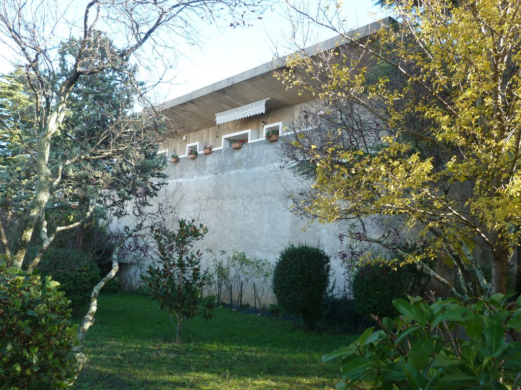 Façade ouest sur l’avenue du Bordelet. Les logements au 1er étage.