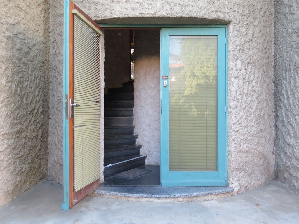 Façade nord. RDC. Entrée des logements dans tour circulaire contenant l’escalier.