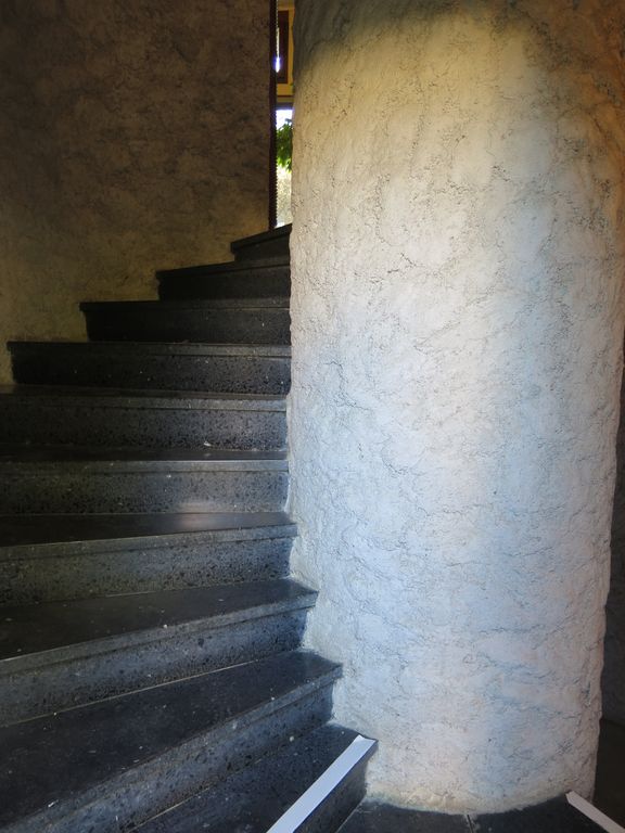 Côté nord. Escalier donnant accès aux logements.