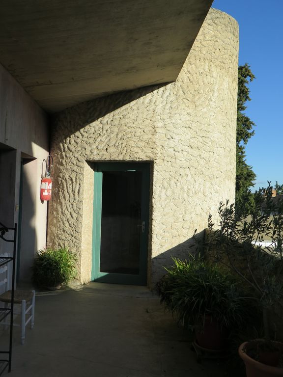 Premier étage. Débouché de l’escalier donnant accès aux logements, sur terrasse est.