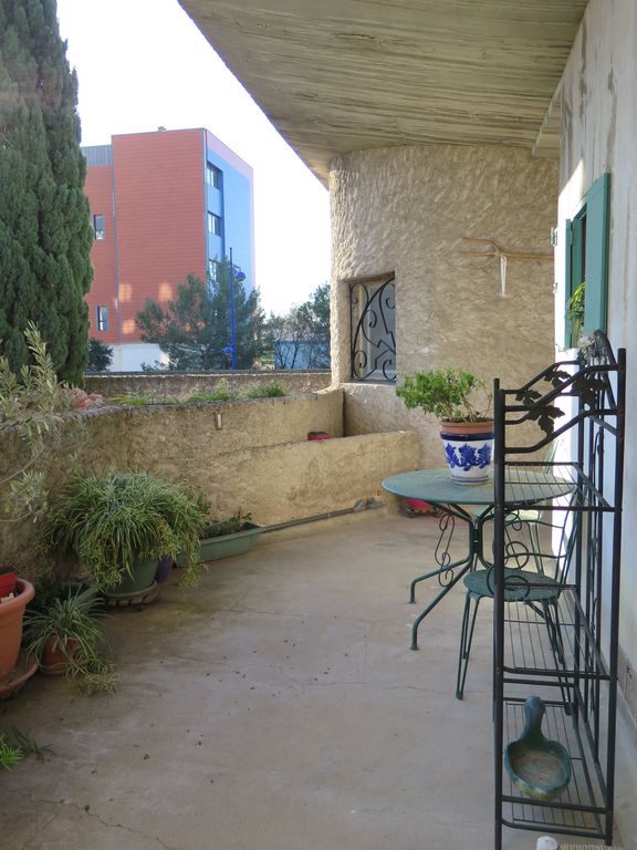 L’escalier donne sur une terrasse desservant les appartements du 1er étage.