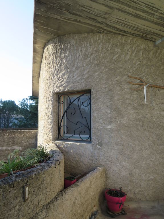 L’escalier donne sur une terrasse desservant les appartements du 1er étage. L’enduit volontairement épais et taloché est lié à la vocation agricole du bâtiment.