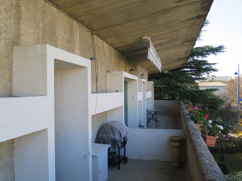 Terrasse ouest des appartements du 1er étage.Les encadrements débordants forment un jeu graphique et protègent l’intimité des habitants.