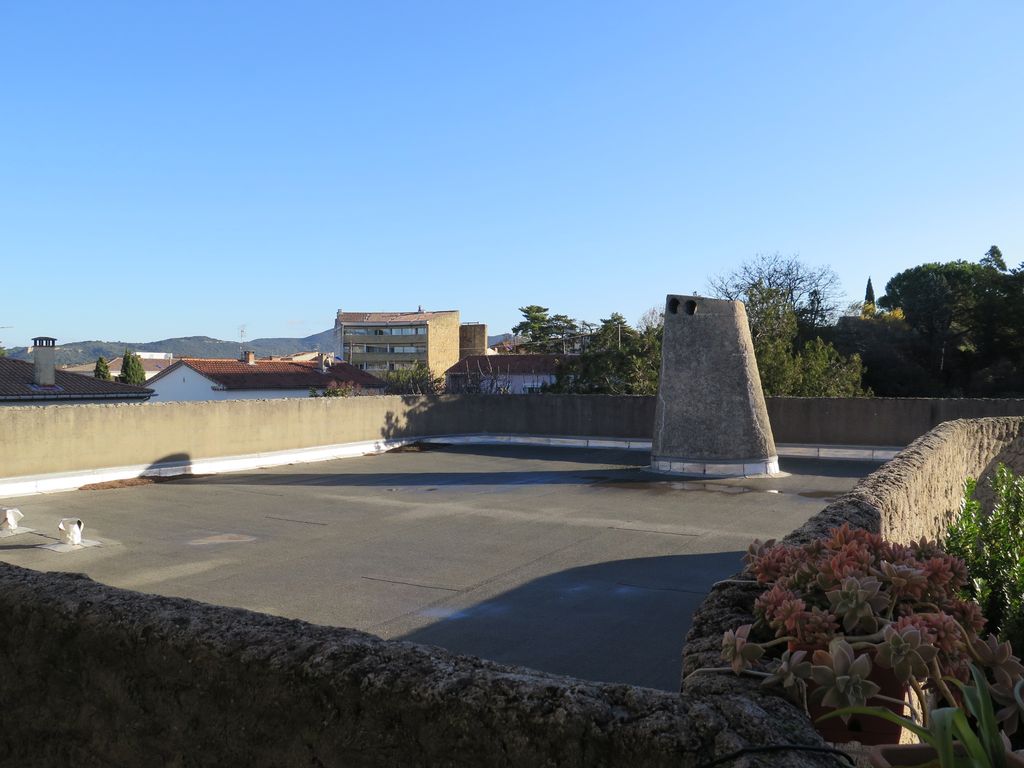 Vue du toit-terrasse de l’angle nord-est du RDC, depuis la terrasse est des appartements.