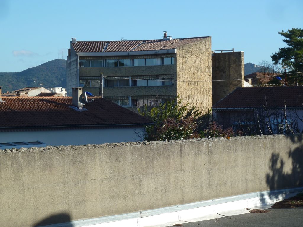 Vue vers l’est, depuis la terrasse est des appartements, sur la résidence des Eyrieux construite par Armand Pellier, avec sa façade en croûtes de pierre du Pont du Gard.