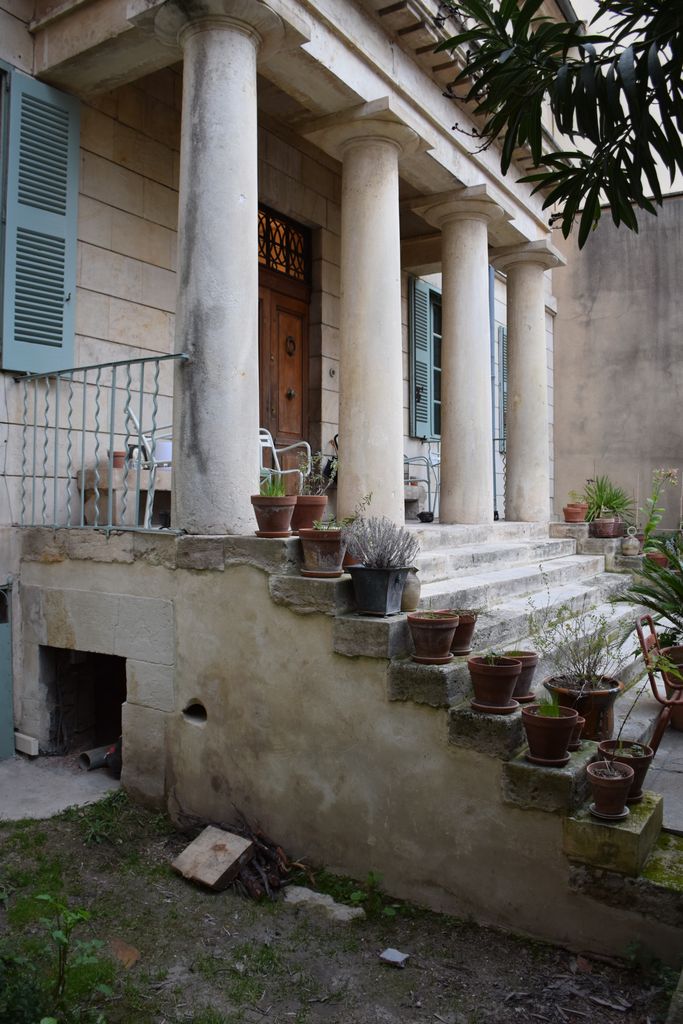 Colonnade du porche d'entrée.