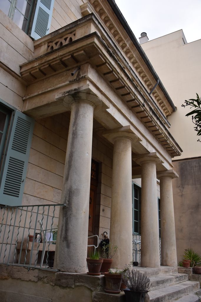 Colonnade du porche d'entrée.