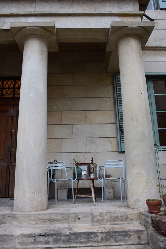 Colonnes du porche d'entrée.