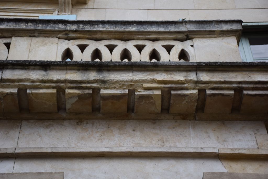 Consoles du balcon au-dessus de la colonnade.