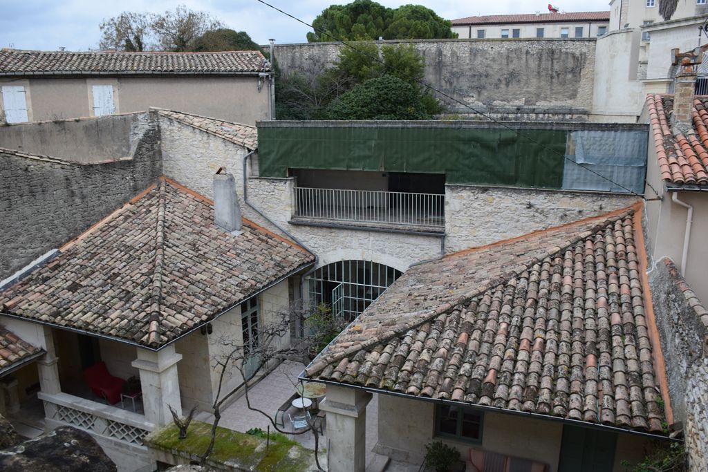 Vue plongeante sur la terrasse.