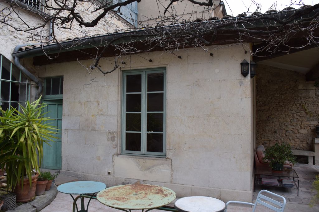 Terrasse et dépendance.