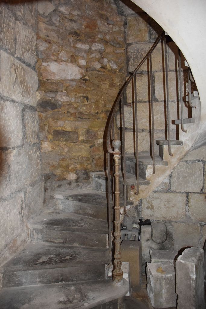 Escalier donnant accès du rez-de-chaussée à  l'étage du bâtiment arrière.