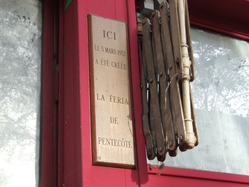 Détail de la devanture du café. 