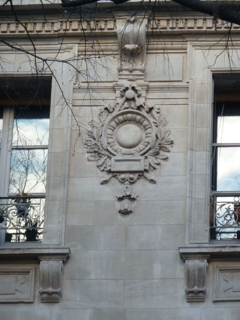 Détail relief de la façade. 