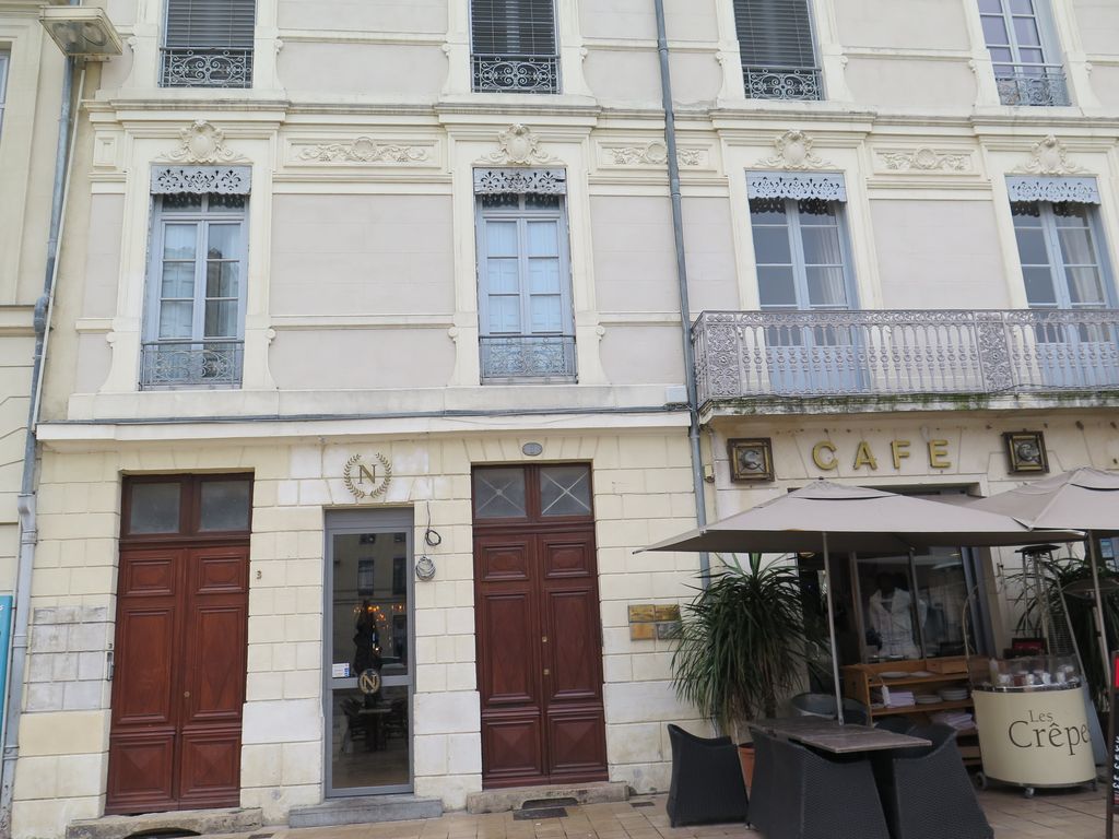 Façade, place de la Maison Carrée.