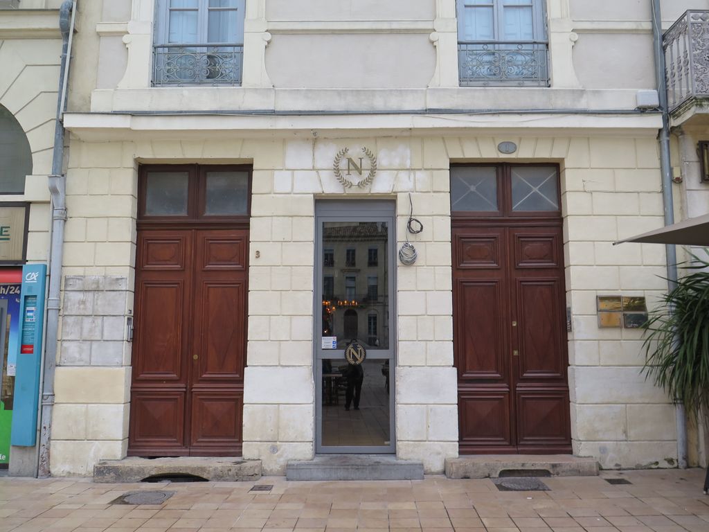 Façade, place de la Maison Carrée.