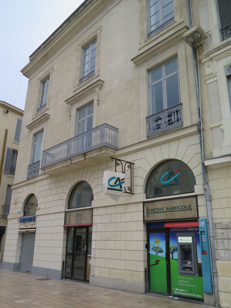 Façade, place de la Maison Carrée.