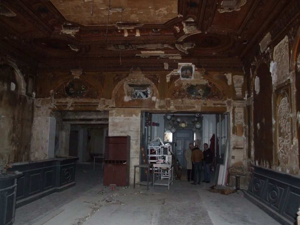 Grande salle et salon arrières (avant restauration).