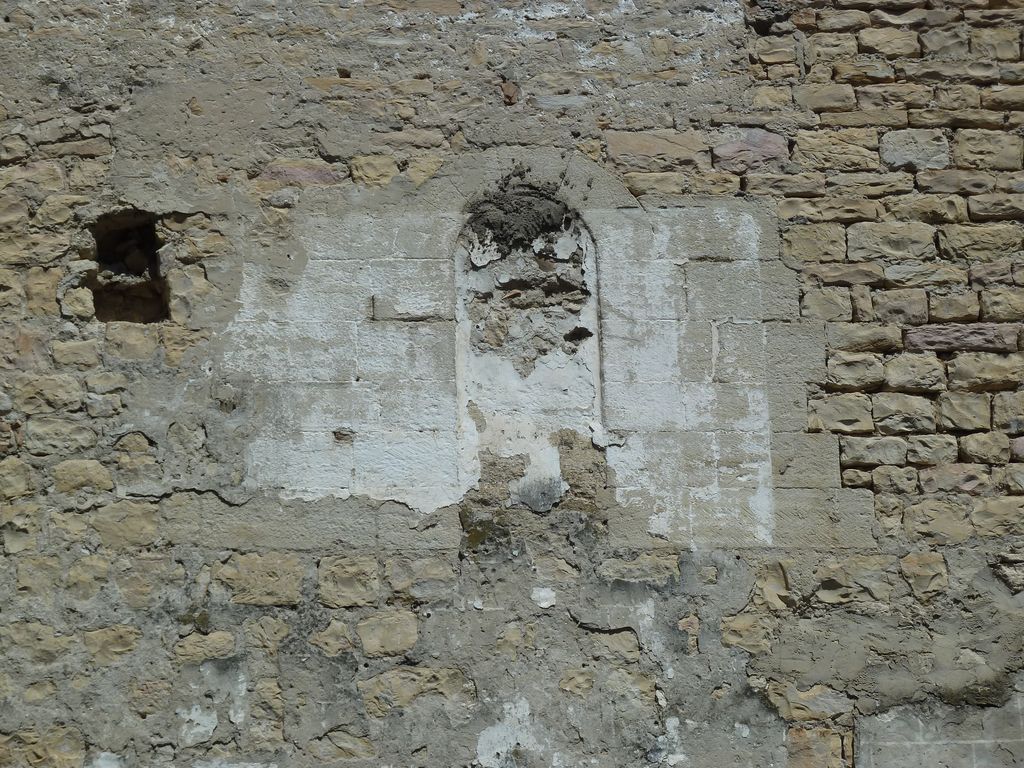 Façade sud de la tour, mur et bossage de la partie haute.